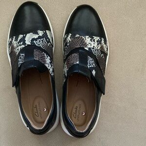 Clark’s Unstructured Black Loafer size 9